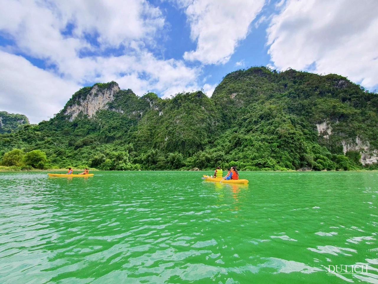 Một gia đình trải nghiệm chèo thuyền kayak trên hồ Nong Dùng